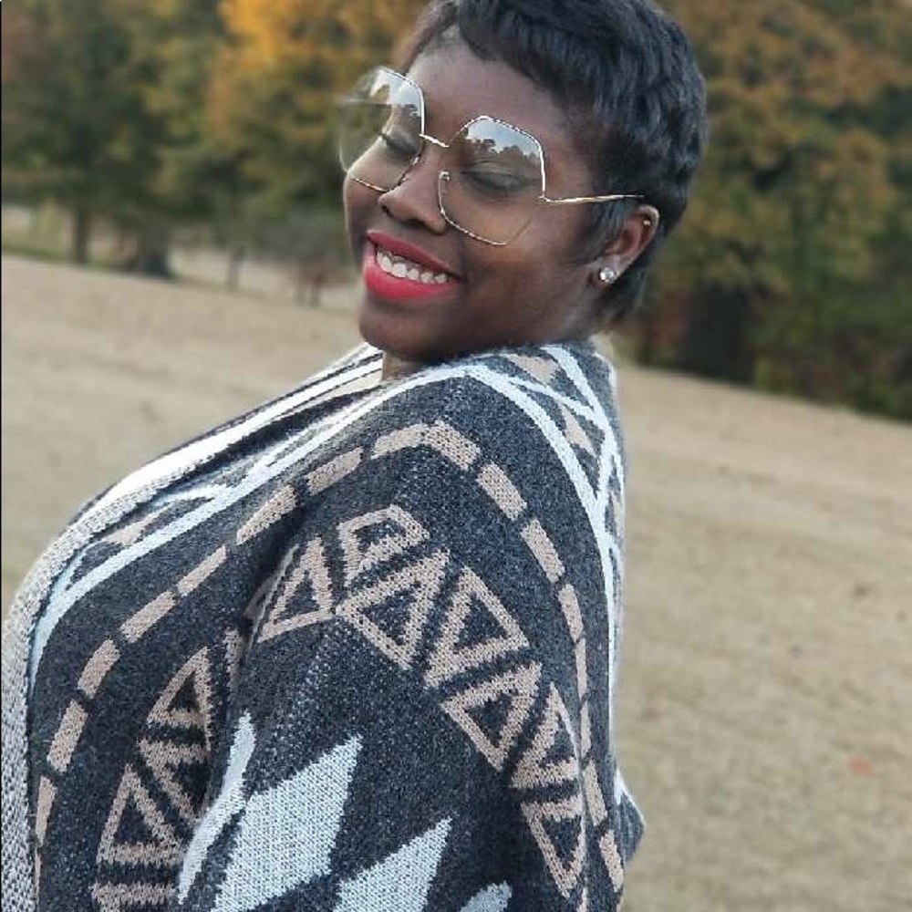 Meet your Posher, Damonika